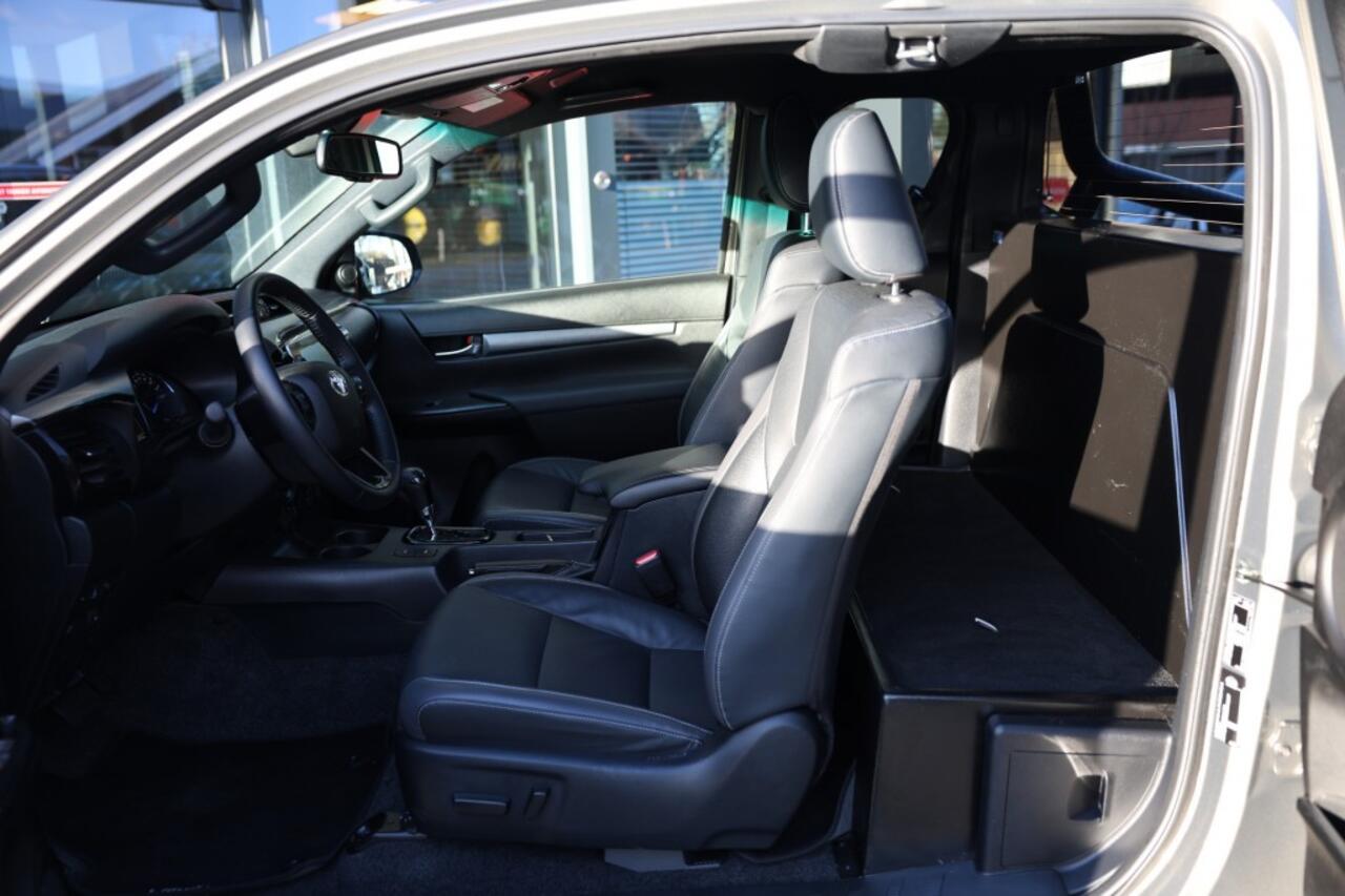 Toyota HI-LUX 2.8 D-4D X-TRA CAB INVINCIBLE A/T 4WD VAN ( INCL. DIV. ASS. )