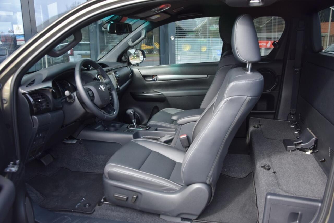 Toyota HI-LUX 2.8 D-4D X-TRA CAB INVINCIBLE A/T VAN