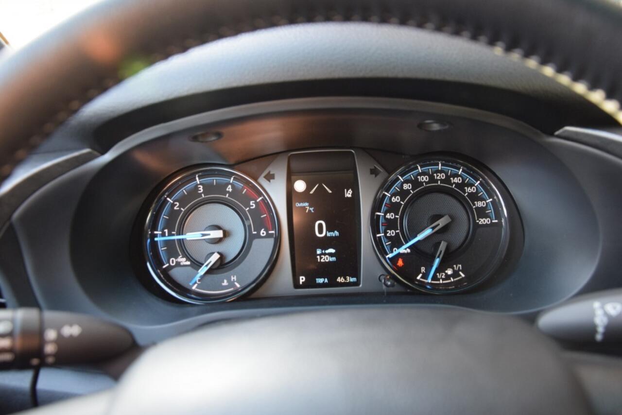 Toyota HI-LUX 2.8 D-4D X-TRA CAB INVINCIBLE A/T VAN