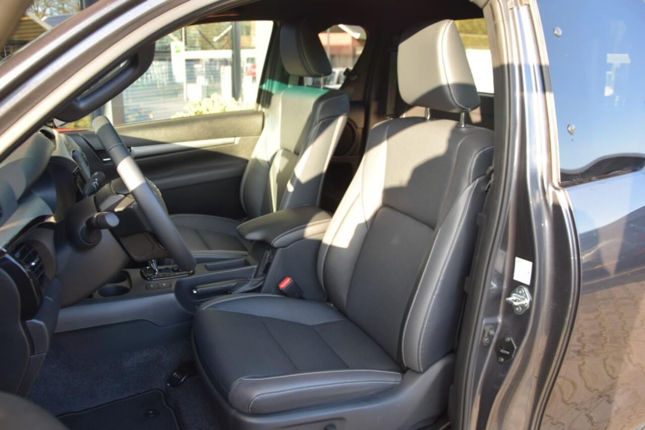 Toyota HI-LUX 2.8 D-4D X-TRA CAB INVINCIBLE A/T VAN