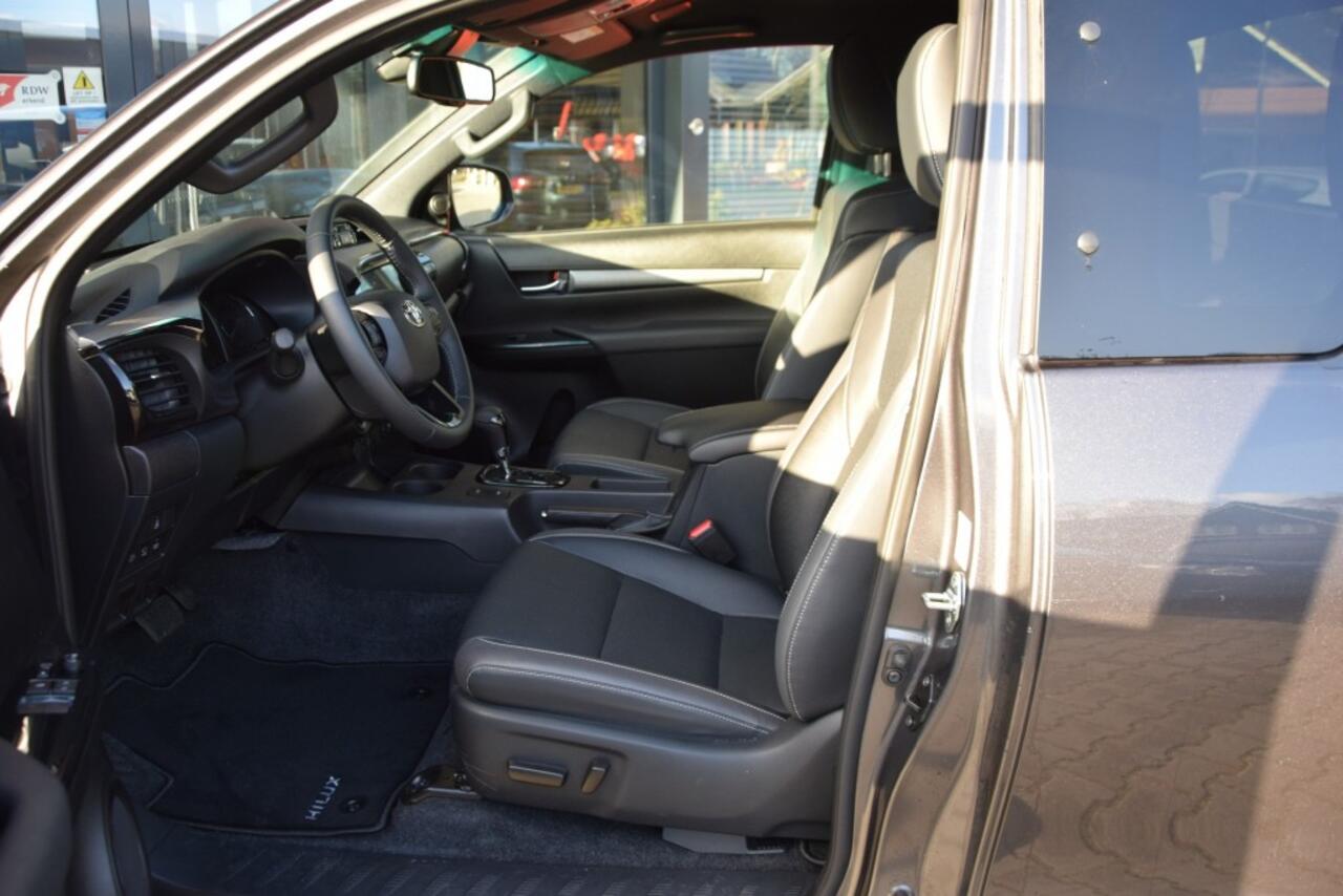 Toyota HI-LUX 2.8 D-4D X-TRA CAB INVINCIBLE A/T VAN