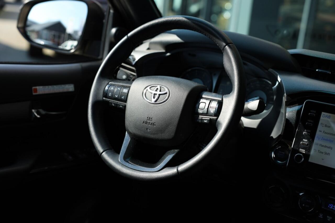Toyota HI-LUX 2.8 D-4D X-TRA CAB INVINCIBLE A/T 4WD VAN