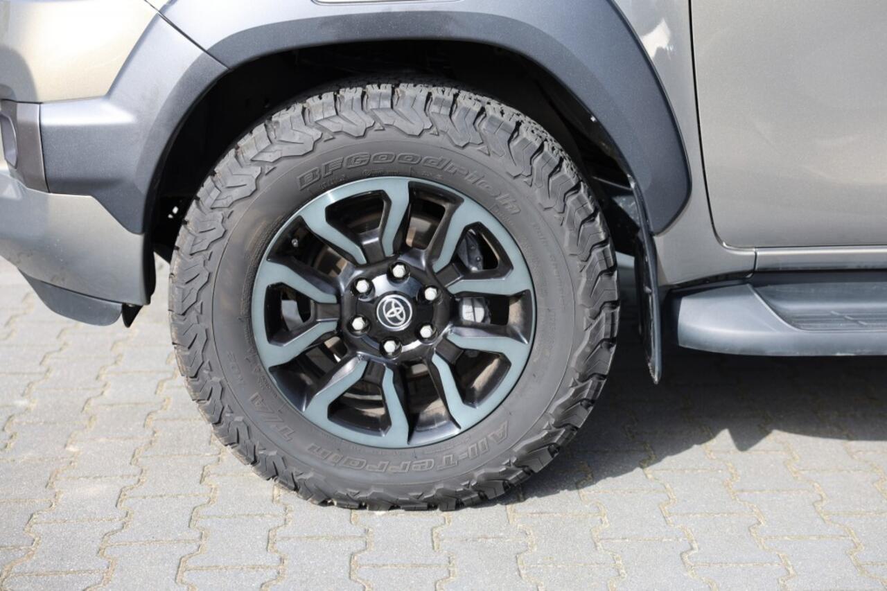 Toyota HI-LUX 2.8 D-4D X-TRA CAB INVINCIBLE A/T 4WD VAN