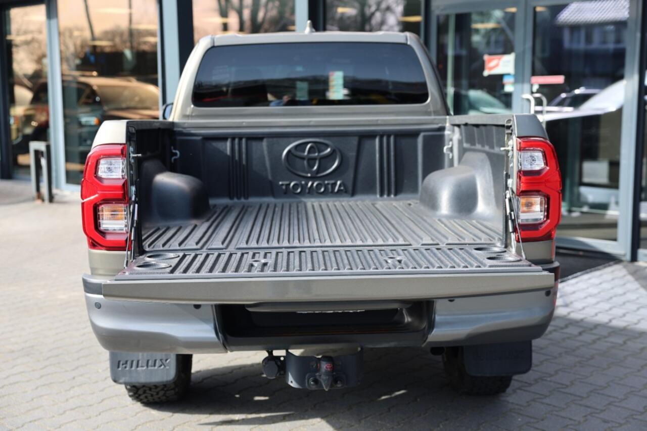 Toyota HI-LUX 2.8 D-4D X-TRA CAB INVINCIBLE A/T 4WD VAN