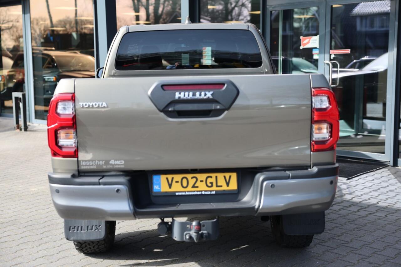Toyota HI-LUX 2.8 D-4D X-TRA CAB INVINCIBLE A/T 4WD VAN