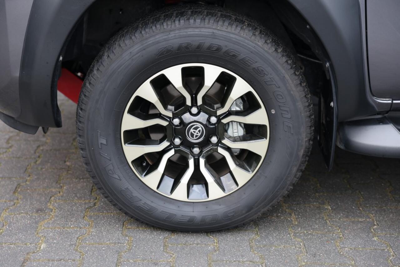 Toyota HI-LUX 2.8 D-4D DUBBEL CABIN GR SPORT A/T 2 ZITS 4WD VAN