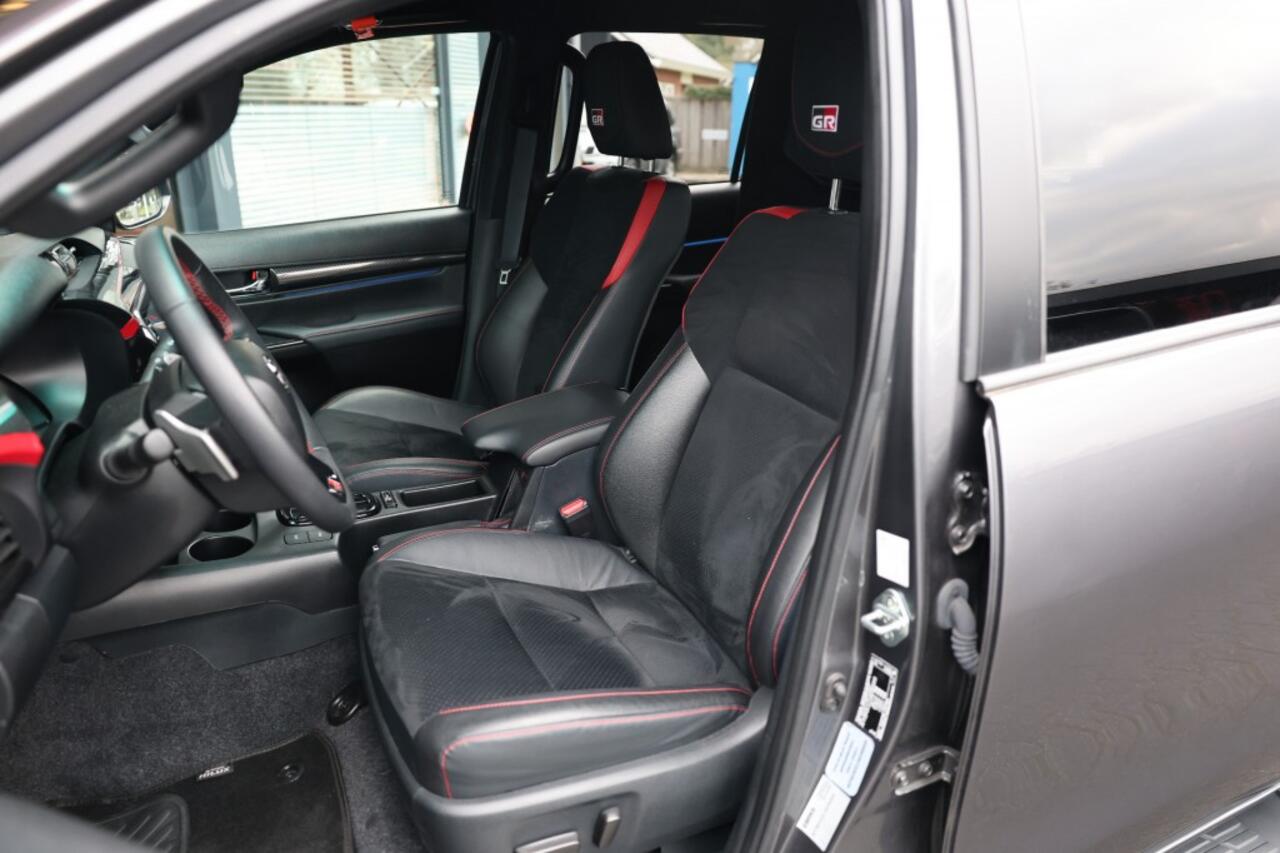 Toyota HI-LUX 2.8 D-4D DUBBEL CABIN GR SPORT A/T 2 ZITS 4WD VAN