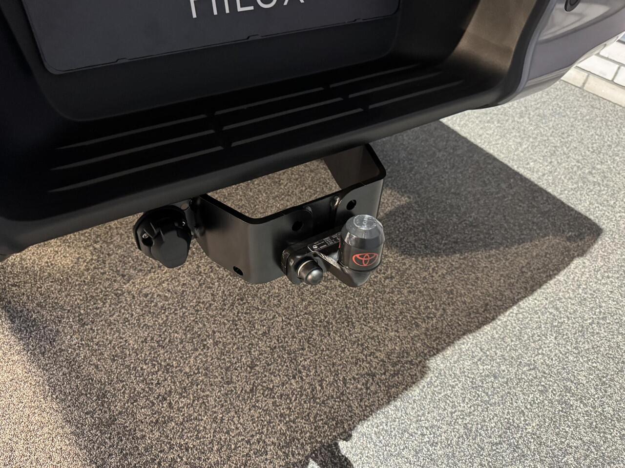 Toyota HI-LUX Hilux X-Tra Cab Van 2.8 D4D Invincible Automaat Nieuw uit voorraad leverbaar