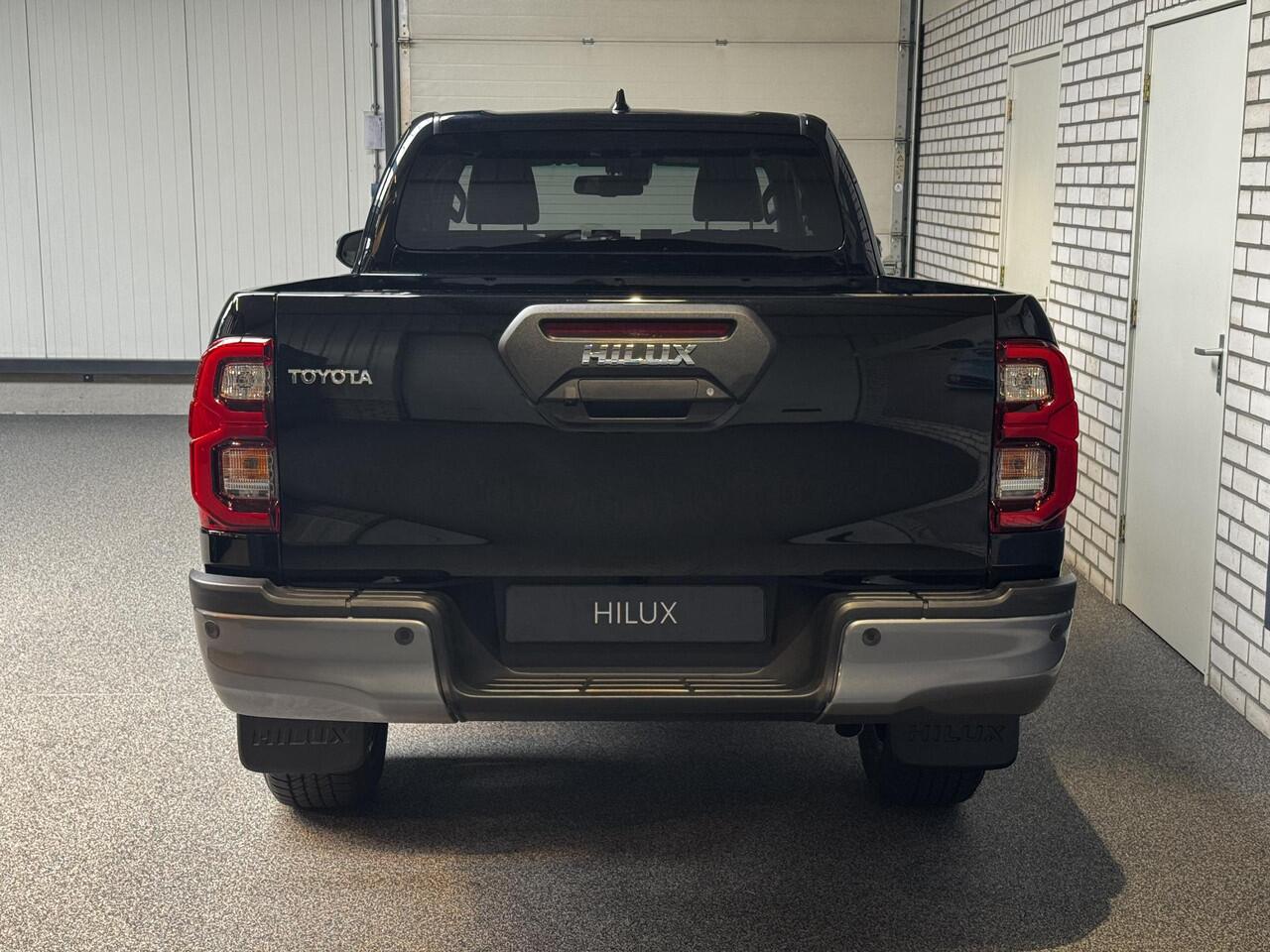 Toyota HI-LUX Hilux 2.8 D-4D Xtra Cab Invincible automaat