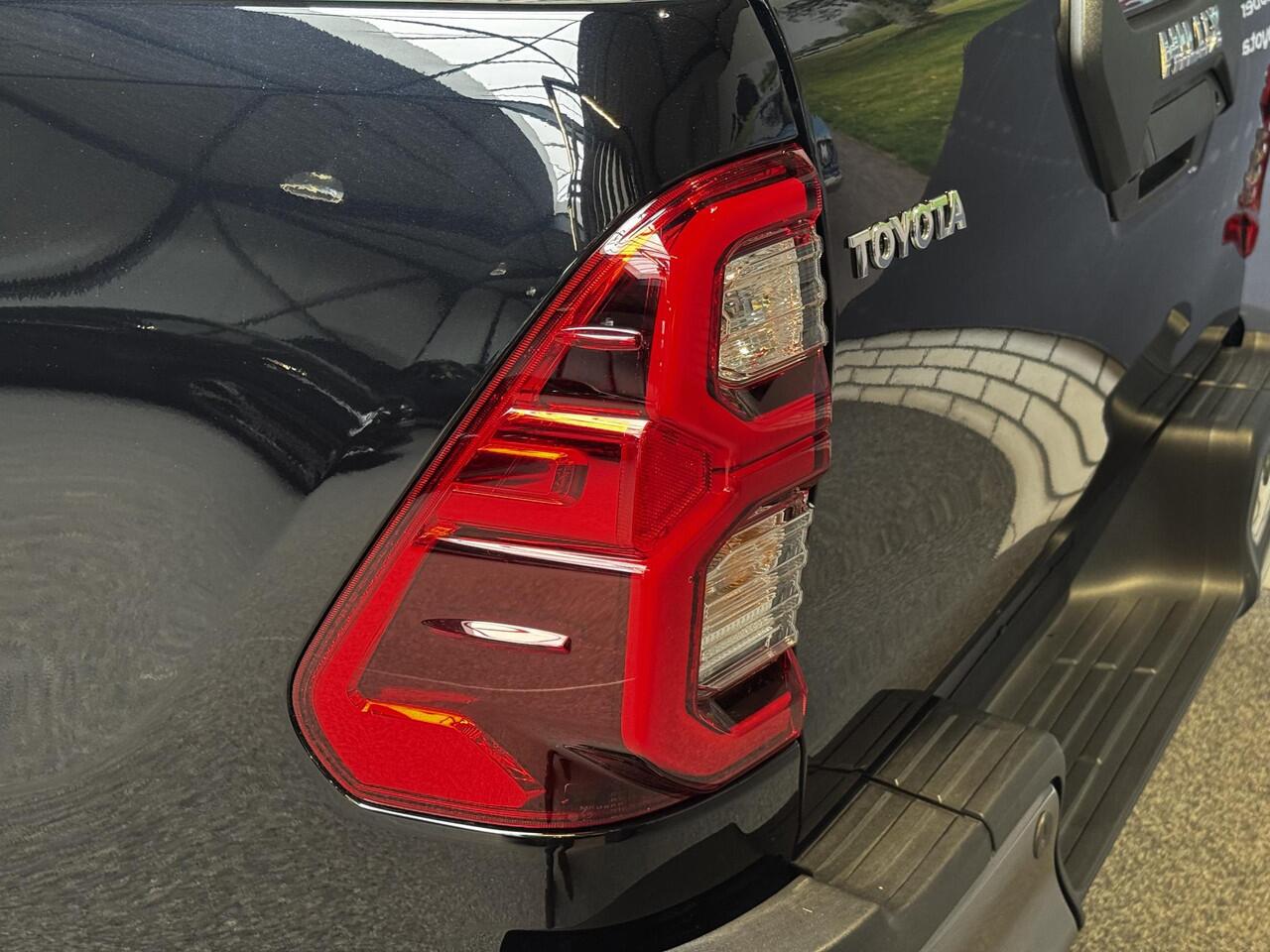 Toyota HI-LUX Hilux 2.8 D-4D Xtra Cab Invincible automaat