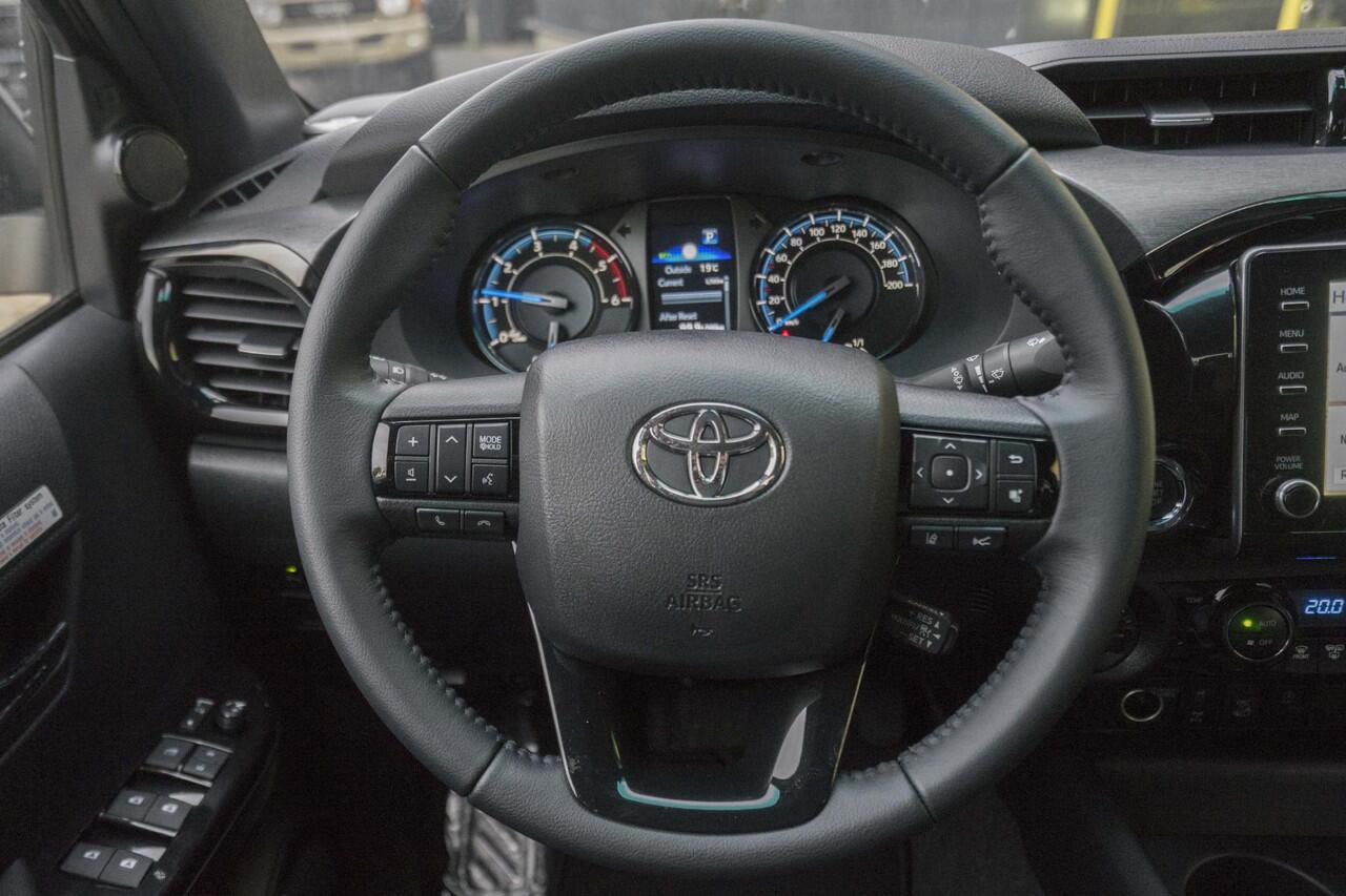 Toyota HI-LUX HiLux 2.8 D-4D Double Cab Hybrid Invincible JBL Camera