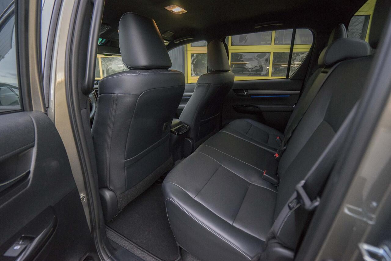 Toyota HI-LUX HiLux 2.8 D-4D Double Cab Hybrid Invincible JBL Camera