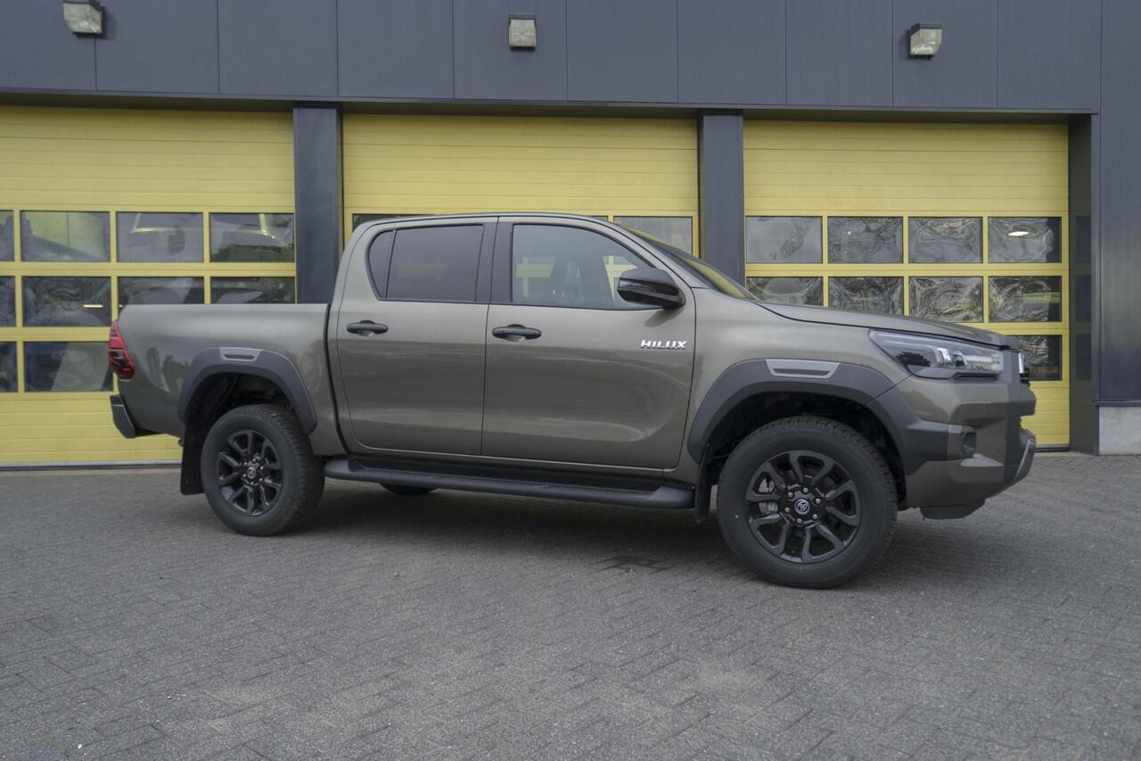 Toyota HI-LUX HiLux 2.8 D-4D Double Cab Hybrid Invincible JBL Camera