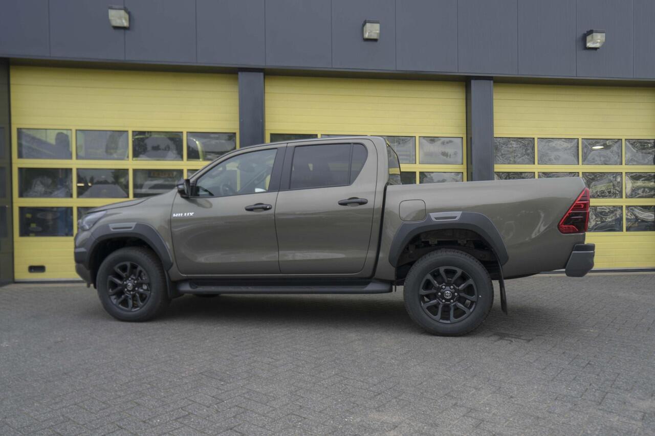 Toyota HI-LUX HiLux 2.8 D-4D Double Cab Hybrid Invincible JBL Camera