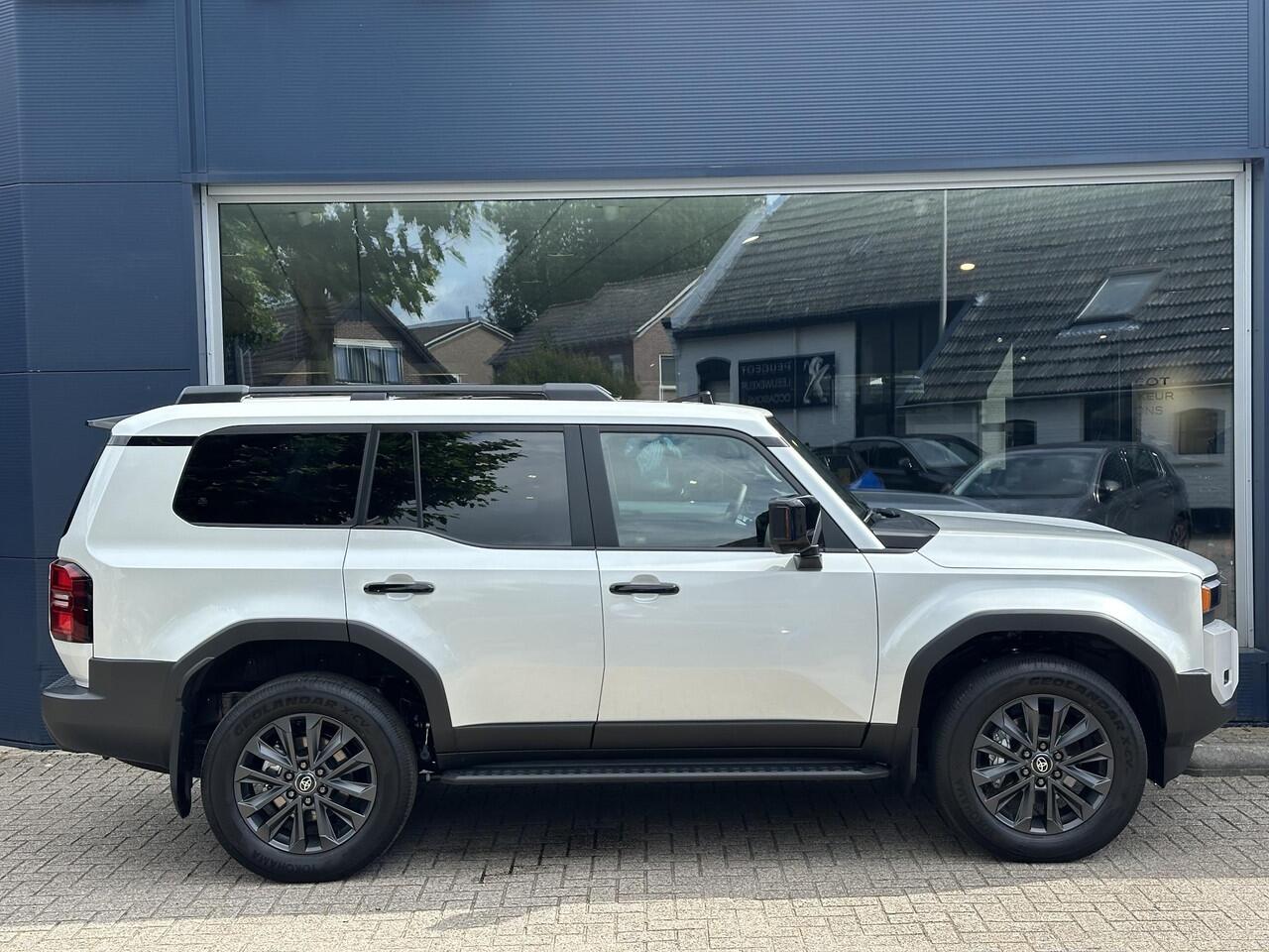 Toyota LAND CRUISER 2.8 D-4D President Prijs excl. BTW excl. BPM ¤ 69.500 | FULL OPTIONS | Navigatie | Panorama Schuif-Kanteldak | Volledig Lederen Bekleding | Off Road Pakket | LED Verlichting | JBL Audio | Elektrische Achterklep | Stoelverwarming en Koeling | Koelbox | 360