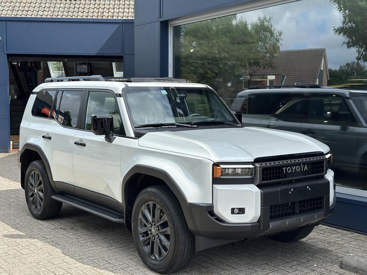 Toyota LAND CRUISER 2.8 D-4D President Prijs excl. BTW excl. BPM ¤ 69.500 | FULL OPTIONS | Navigatie | Panorama Schuif-Kanteldak | Volledig Lederen Bekleding | Off Road Pakket | LED Verlichting | JBL Audio | Elektrische Achterklep | Stoelverwarming en Koeling | Koelbox | 360