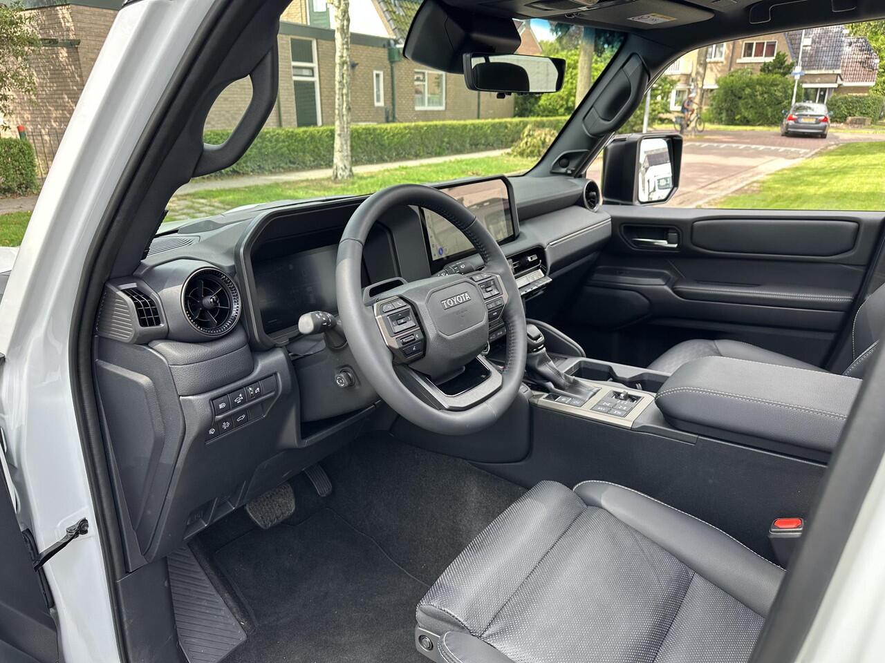 Toyota LAND CRUISER 2.8 D-4D President Prijs excl. BTW excl. BPM ¤ 69.500 | FULL OPTIONS | Navigatie | Panorama Schuif-Kanteldak | Volledig Lederen Bekleding | Off Road Pakket | LED Verlichting | JBL Audio | Elektrische Achterklep | Stoelverwarming en Koeling | Koelbox | 360