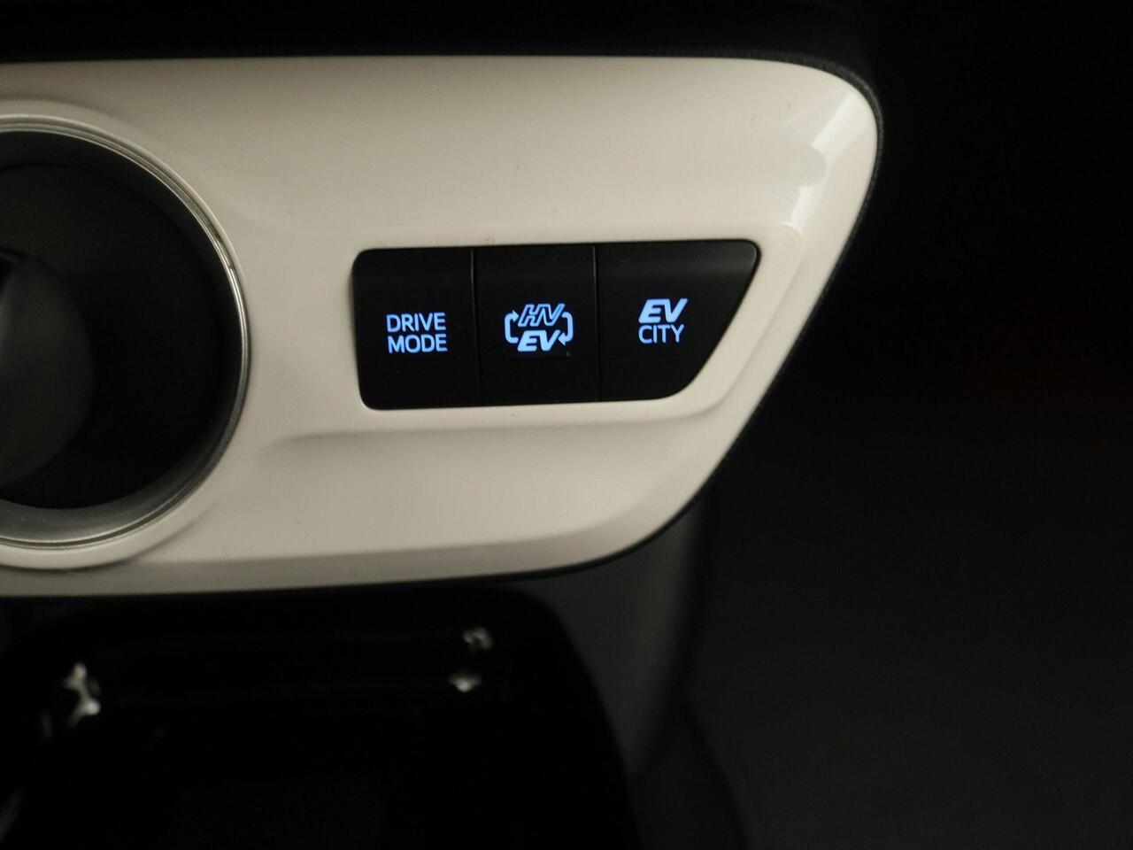 Toyota PRIUS 1.8 Plug-in Business Plus | Navi | Achteruitrijcamera + sensoren | Climate control | Head up display | Stoelverwarming | JBL Audio |