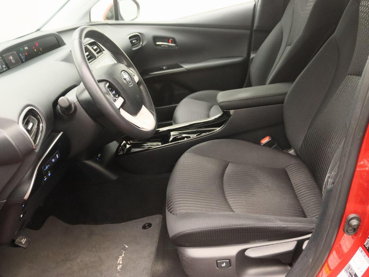 Toyota PRIUS 1.8 Plug-in Business Plus | Navi | Achteruitrijcamera + sensoren | Climate control | Head up display | Stoelverwarming | JBL Audio |