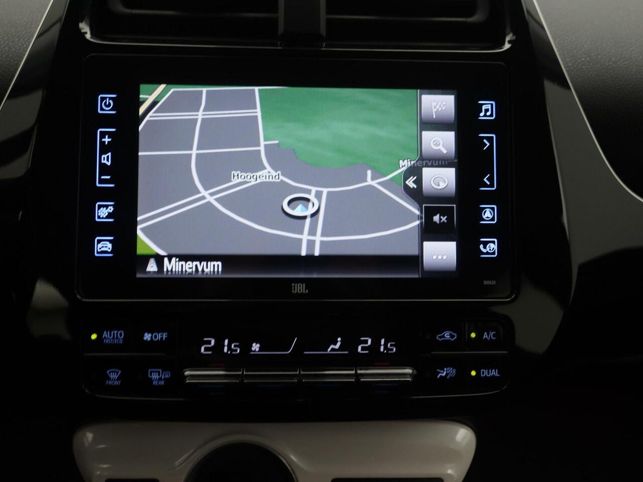 Toyota PRIUS 1.8 Plug-in Business Plus | Navi | Achteruitrijcamera + sensoren | Climate control | Head up display | Stoelverwarming | JBL Audio |