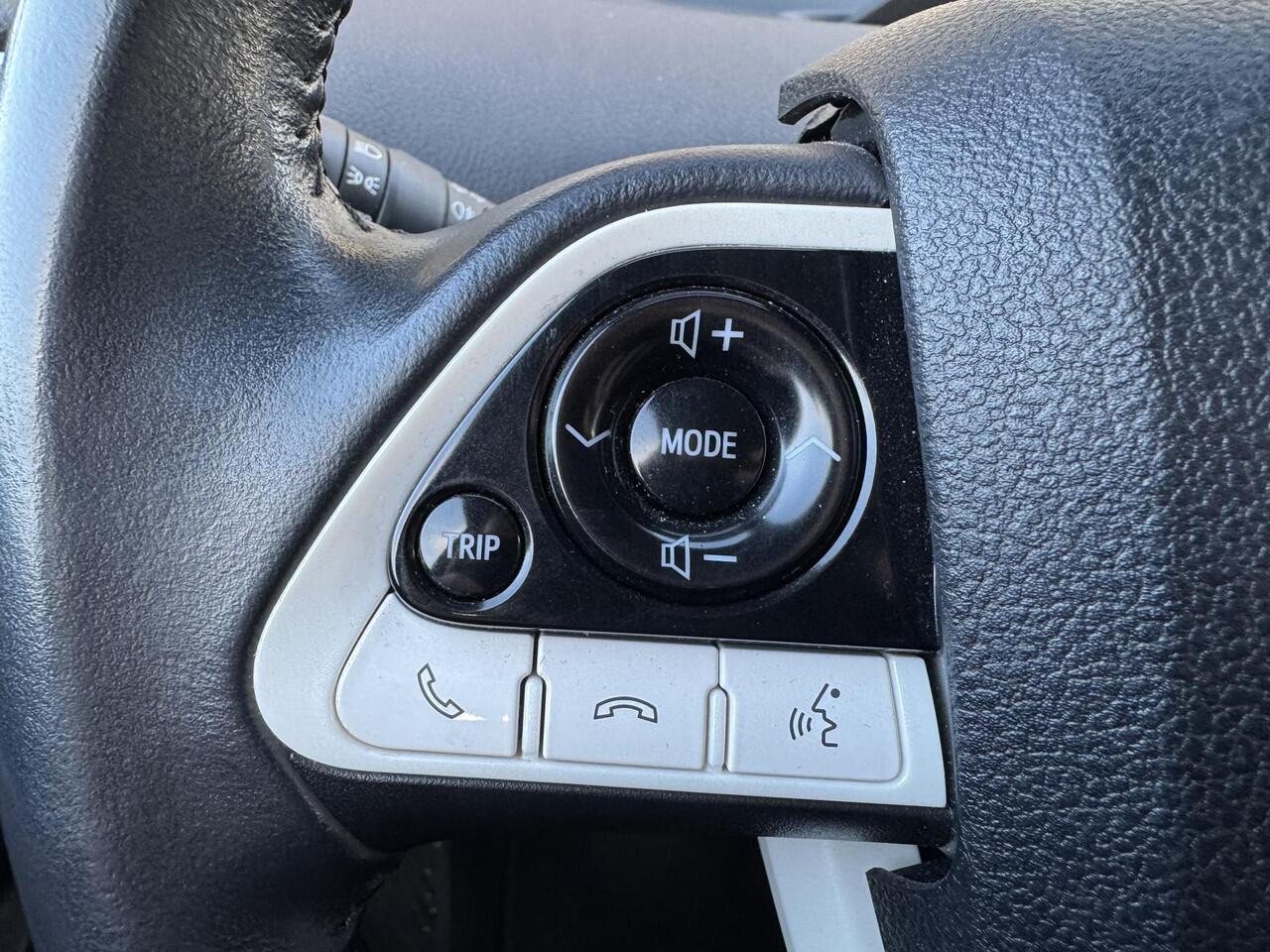 Toyota PRIUS 1.8 Plug-in Executive | Navigatie | Camera | DAB | Lichtmetalen Velgen |