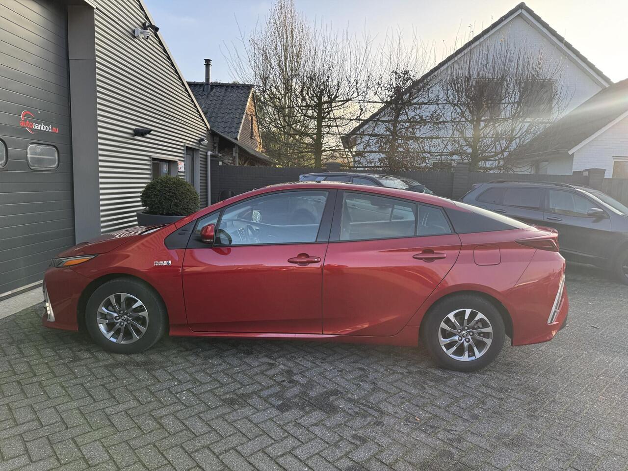 Toyota PRIUS 1.8 Plug-in Executive | Navigatie | Camera | DAB | Lichtmetalen Velgen |