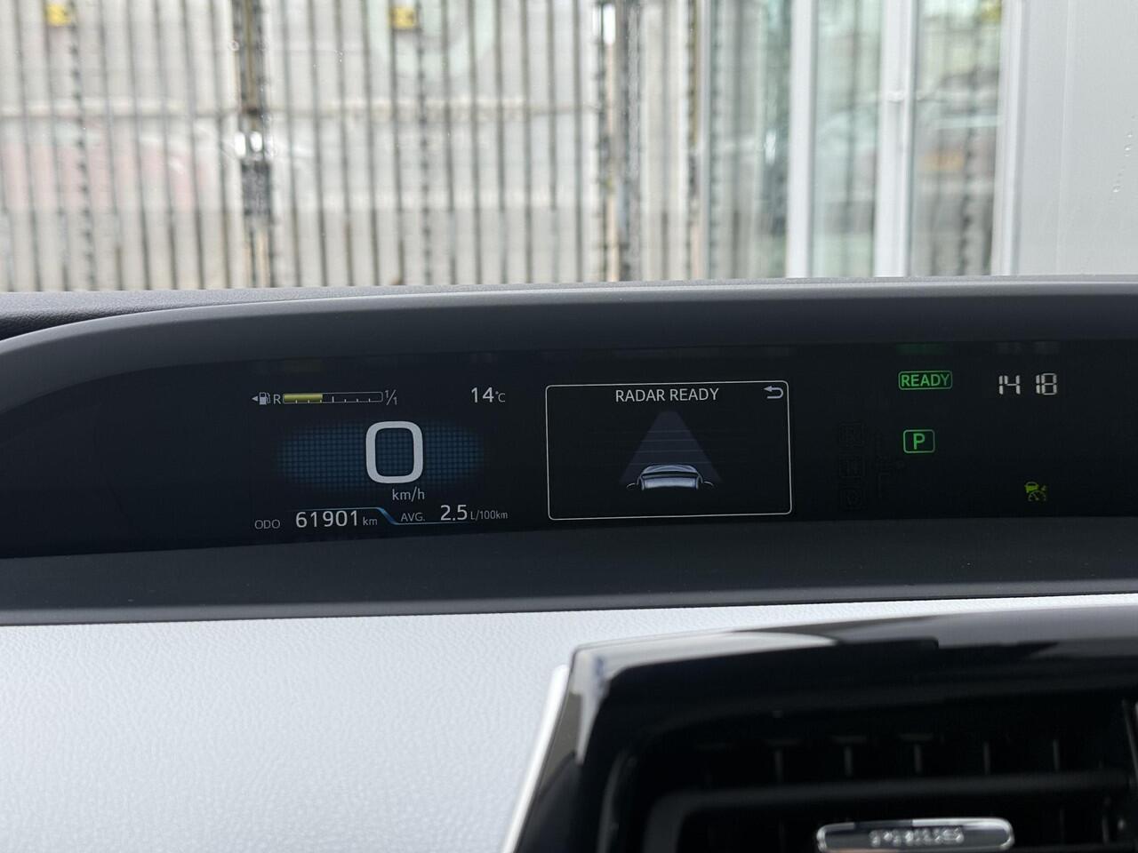 Toyota PRIUS 1.8 Plug-in Executive **NAVIGATIE/ LEDEREN BEKLEDING/ 360 CAMERA/ ADAPTIEF CRUISE CONTROL/ 36 MAANDEN GARANTIE**