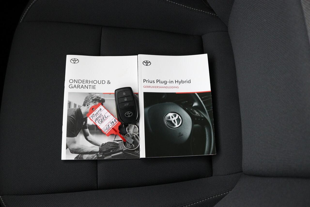 Toyota PRIUS 2.0 Plug-in Hybrid Executive | 220 pk | Stuur-Stoel en voorruitverwarming | Electrische achterklep |