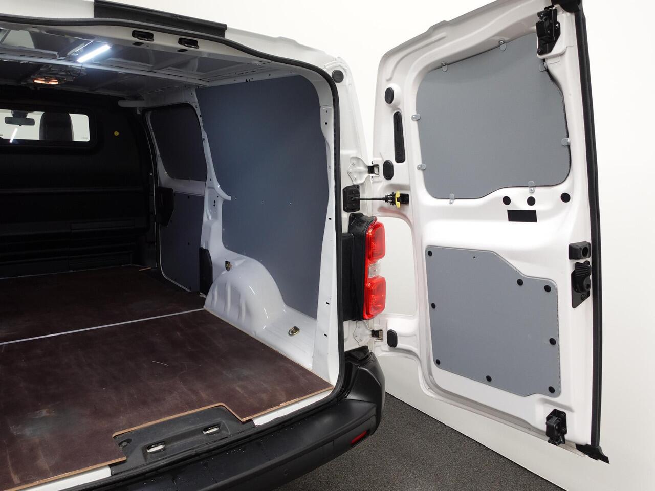 Toyota PROACE 122pk Automaat L3H1 Long 2x Schuifdeur Trekhaak Cruise control Apple Carplay/ Android auto Camera Parkeersensoren