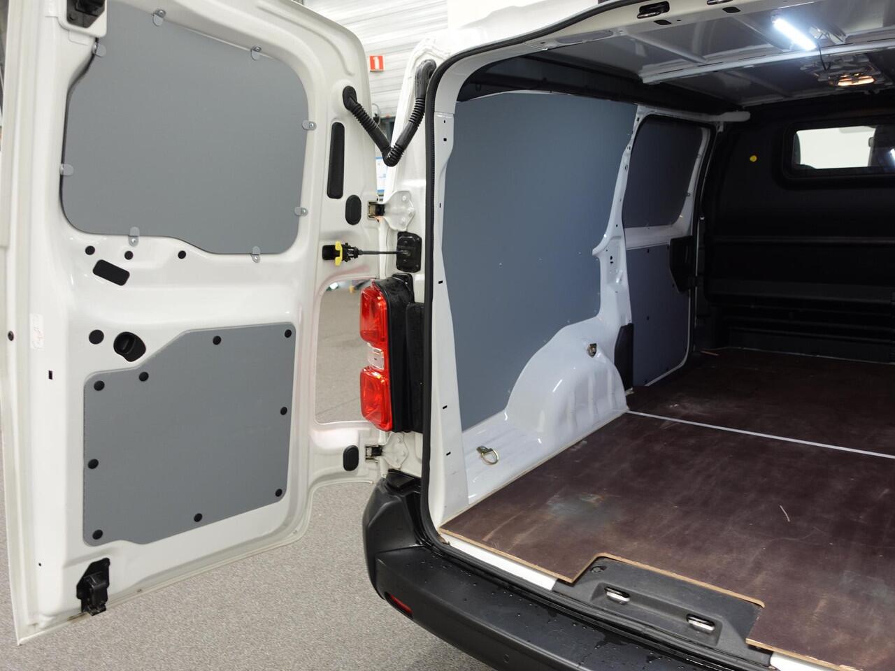 Toyota PROACE 122pk Automaat L3H1 Long 2x Schuifdeur Trekhaak Cruise control Apple Carplay/ Android auto Camera Parkeersensoren