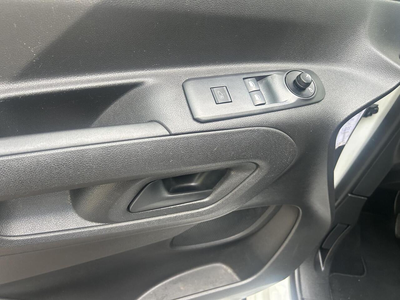 Toyota PROACE CITY 1.5 D-4D Cool Comfort | Inrichting | Side bars | Velgen |