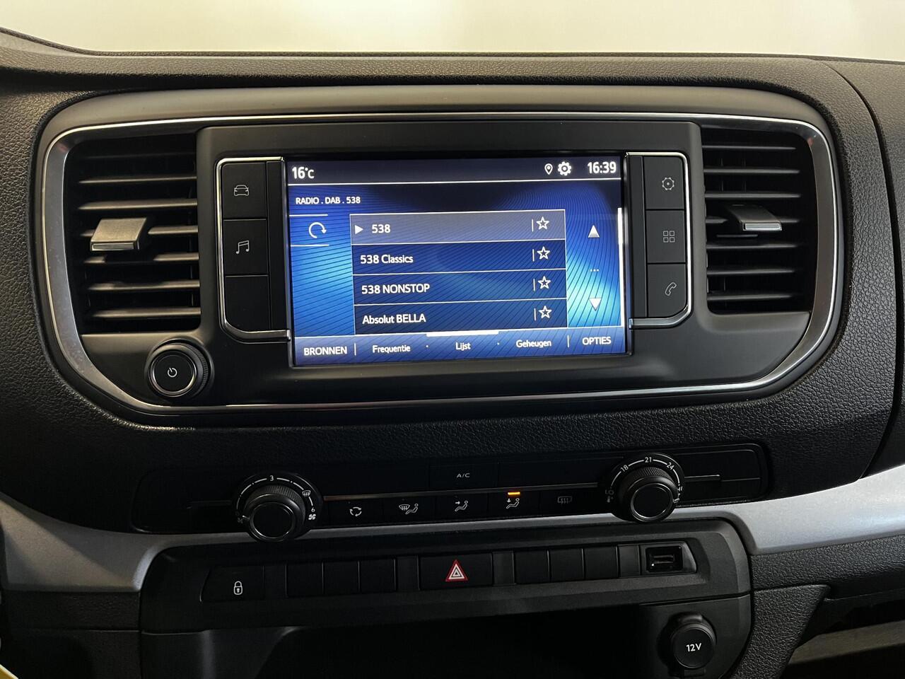 Toyota PROACE Electric Shuttle Long Extra Range Cool 75 kWh 9 pers. Navigatie Apple Carplay/Android Auto Parkeersensoren Cruise Control Lichtmetalen velgen Getinte ramen Airco