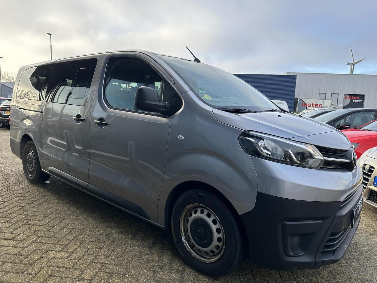 Toyota PROACE Shuttle 1.5 D-4D Cool Long | Nette staat! | 23.795 INCLUSIEF BTW INCLUSIEF BPM | 9 Persoons | Trekhaak | Carplay | Navigatie | Airco | Cruise Control | 2 Sleutels | Onderhoudshistorie |