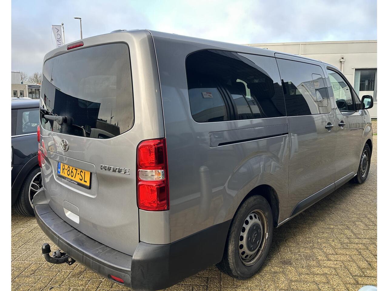 Toyota PROACE Shuttle 1.5 D-4D Cool Long | Nette staat! | 23.795 INCLUSIEF BTW INCLUSIEF BPM | 9 Persoons | Trekhaak | Carplay | Navigatie | Airco | Cruise Control | 2 Sleutels | Onderhoudshistorie |