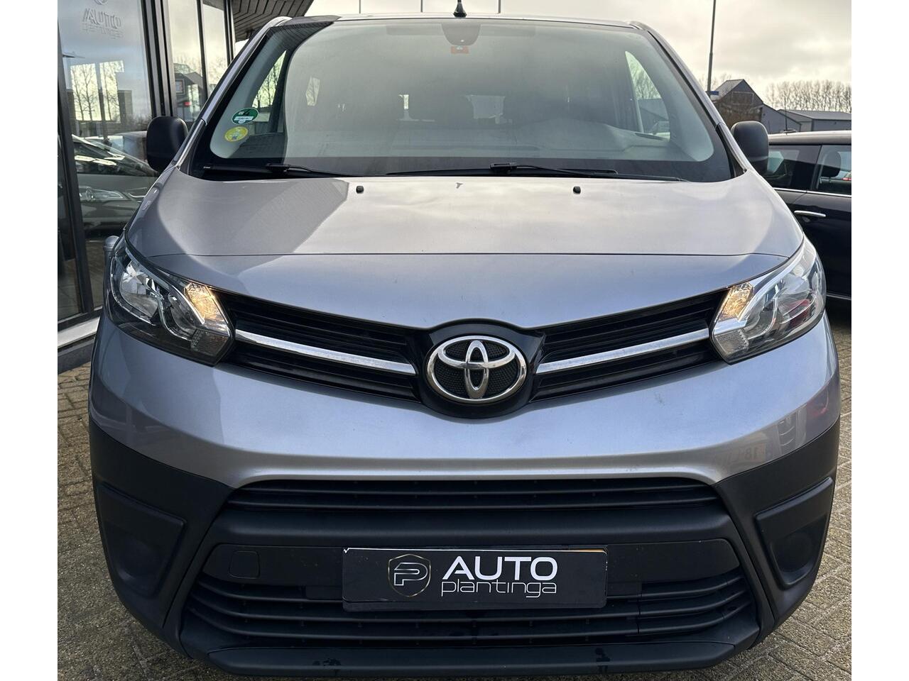 Toyota PROACE Shuttle 1.5 D-4D Cool Long | Nette staat! | 23.795 INCLUSIEF BTW INCLUSIEF BPM | 9 Persoons | Trekhaak | Carplay | Navigatie | Airco | Cruise Control | 2 Sleutels | Onderhoudshistorie |