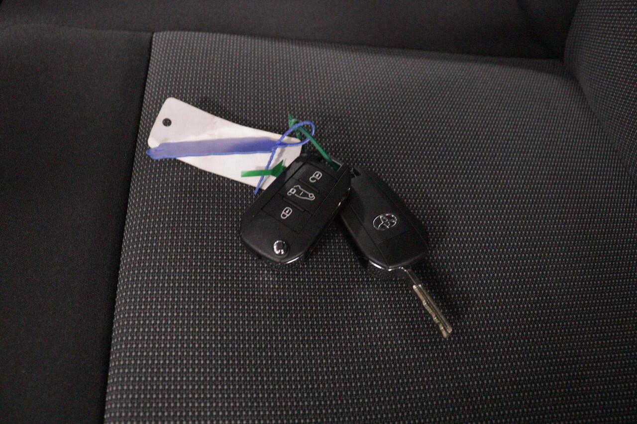 Toyota PROACE Long Worker 2.0 D-4D 145pk Live Automaat | Vloer | Zijwandafwerking | Trekhaak | BPM Vrij | Parkeersensoren | Carplay Android auto |