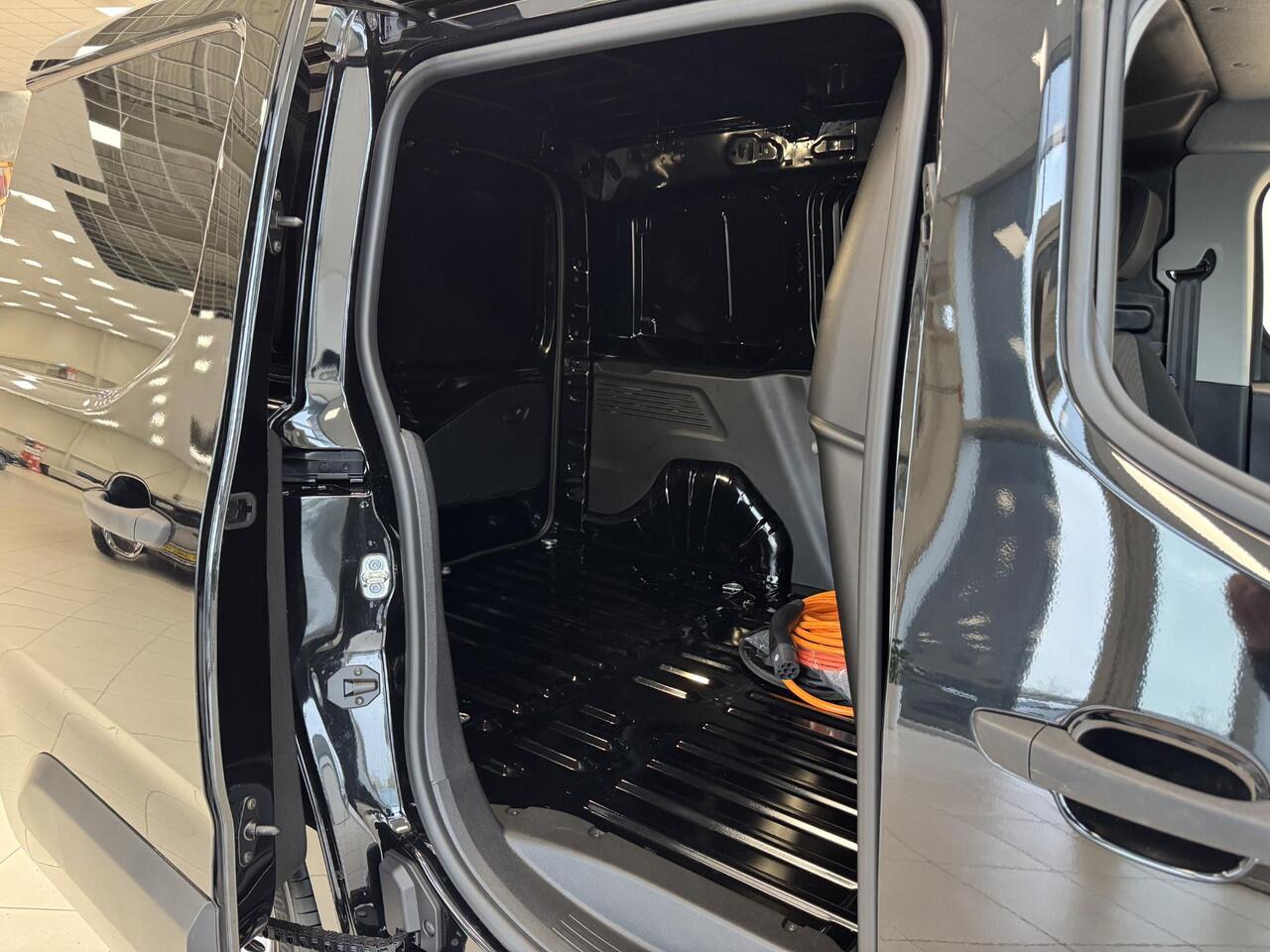 Toyota PROACE CITY Electric Challenger met bijrijdersbank 50kwh L1