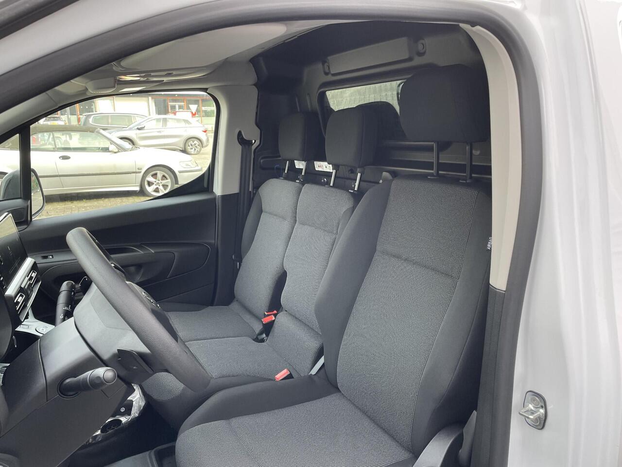 Toyota PROACE CITY Electric Challenger 50 kWh | nieuw geregistreerd | 50 Km | Apple/Android navigatie |