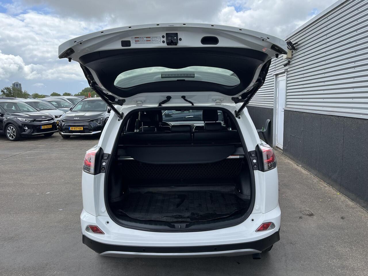 Toyota RAV4 2.5 Hybrid AWD Style Schuif/kanteldak, Stoelverwarming, 1e eign. NL-auto! LMV, Leder/alcantara, Navigatie, Parkeersensoren voor + achter, Achteruitrijcamera, Adaptieve cruise control