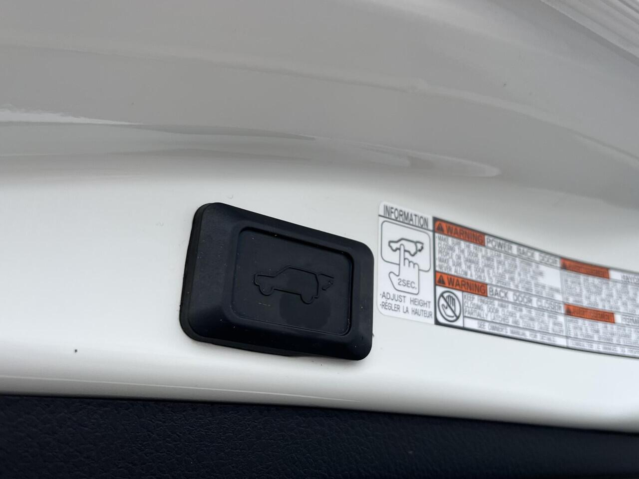 Toyota RAV4 2.5 Hybrid AWD Style Schuif/kanteldak, Stoelverwarming, 1e eign. NL-auto! LMV, Leder/alcantara, Navigatie, Parkeersensoren voor + achter, Achteruitrijcamera, Adaptieve cruise control