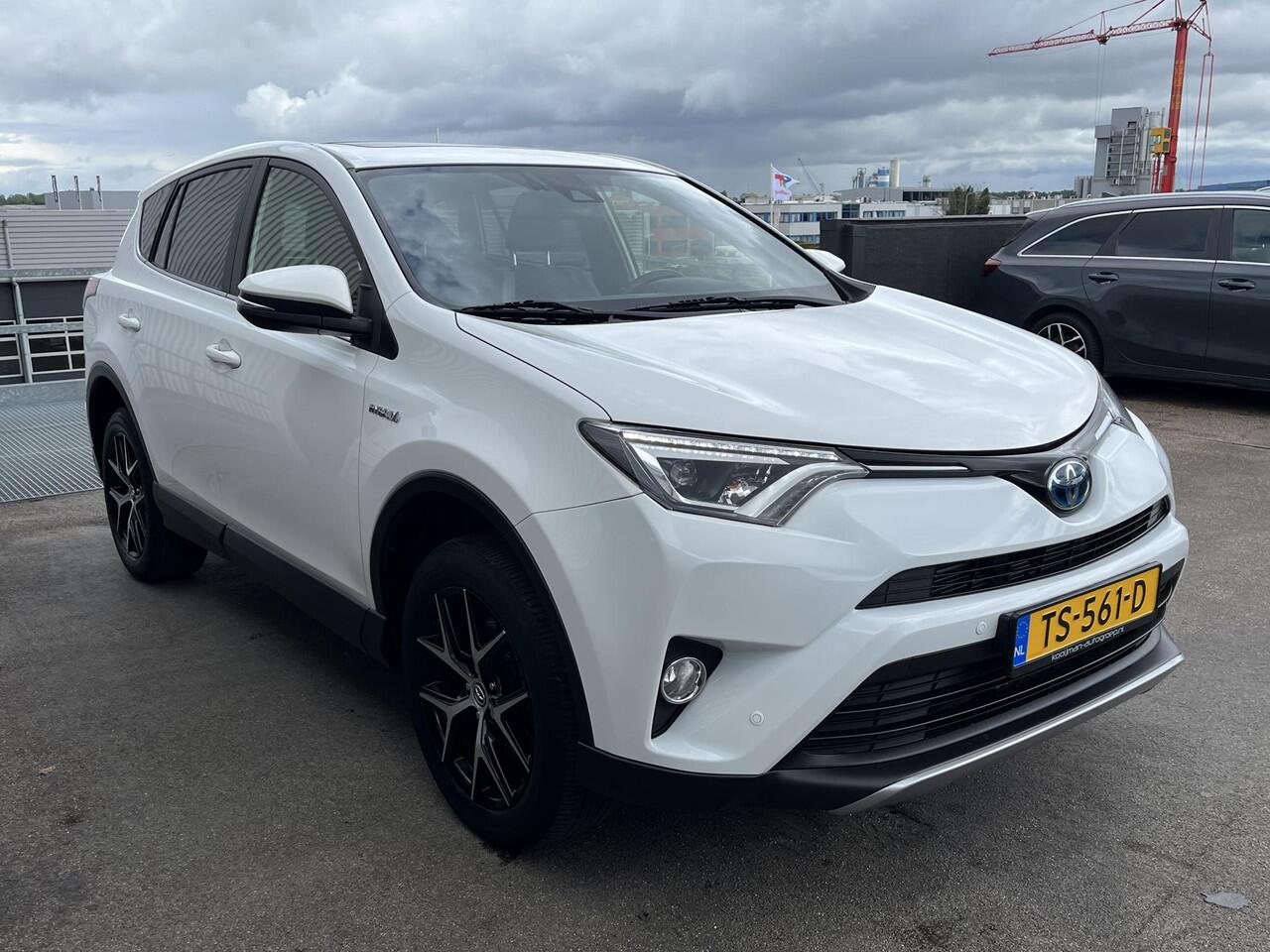 Toyota RAV4 2.5 Hybrid AWD Style Schuif/kanteldak, Stoelverwarming, 1e eign. NL-auto! LMV, Leder/alcantara, Navigatie, Parkeersensoren voor + achter, Achteruitrijcamera, Adaptieve cruise control