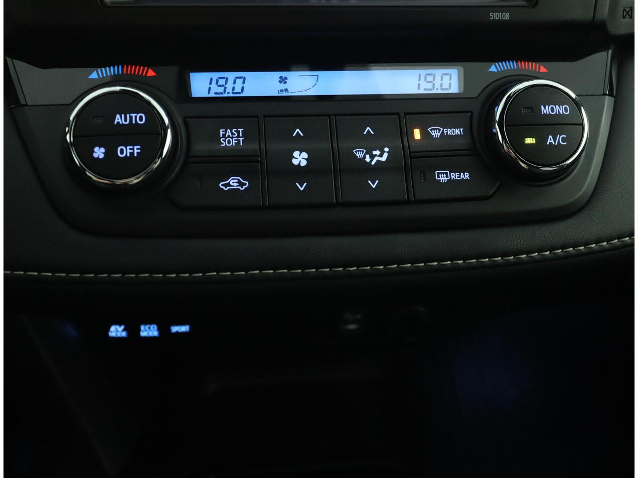 Toyota RAV4 2.5 Hybrid AWD Black Edition | Navigatie | ACC | 1650 kg. Trekgewicht! |