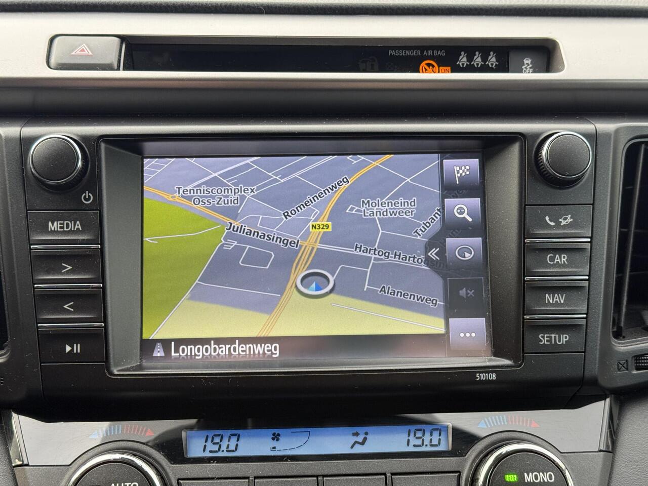 Toyota RAV4 2.5 Hybrid AWD Style /TREKHAAK/ STOEL EN STUURWIELVERWARMING/ KEYLESS/ NAVIGATIE/ GARANTIE**