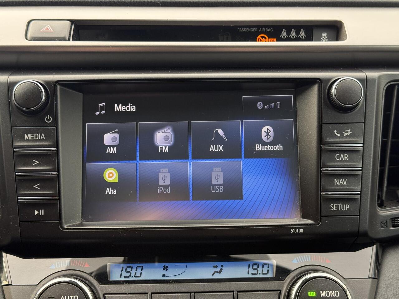 Toyota RAV4 2.5 Hybrid AWD Style /TREKHAAK/ STOEL EN STUURWIELVERWARMING/ KEYLESS/ NAVIGATIE/ GARANTIE**