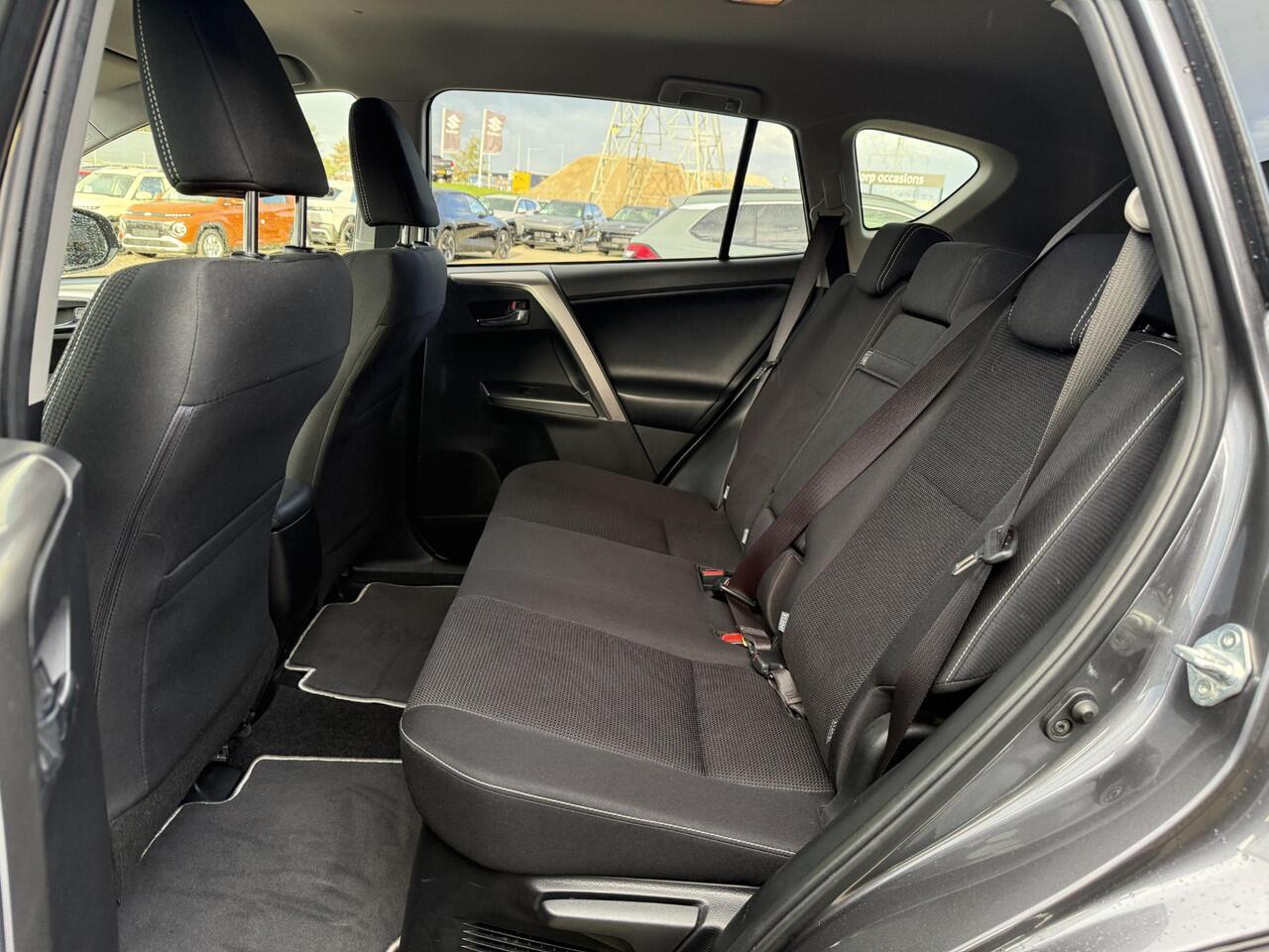 Toyota RAV4 2.5 Hybrid AWD Style /TREKHAAK/ STOEL EN STUURWIELVERWARMING/ KEYLESS/ NAVIGATIE/ GARANTIE**