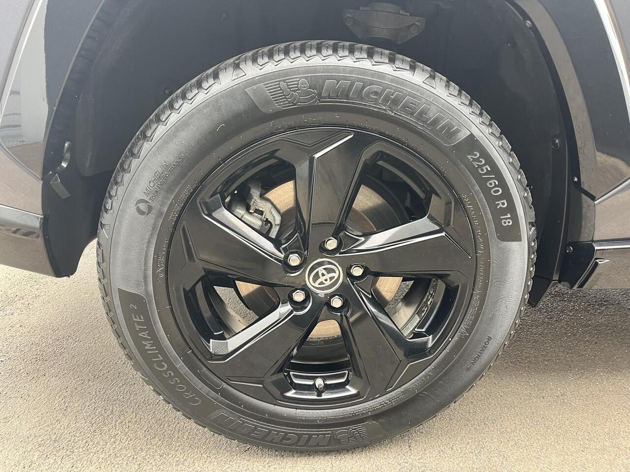 Toyota RAV4 2.5 Hybrid AWD Bi-Tone Apple Carplay/Android Auto navigatie, Stoelverwarming, Achteruitrij camera, Adaptieve cruise control, Draadloze telefoonlader, Kunstlederen/alcantara bekleding, Keyless