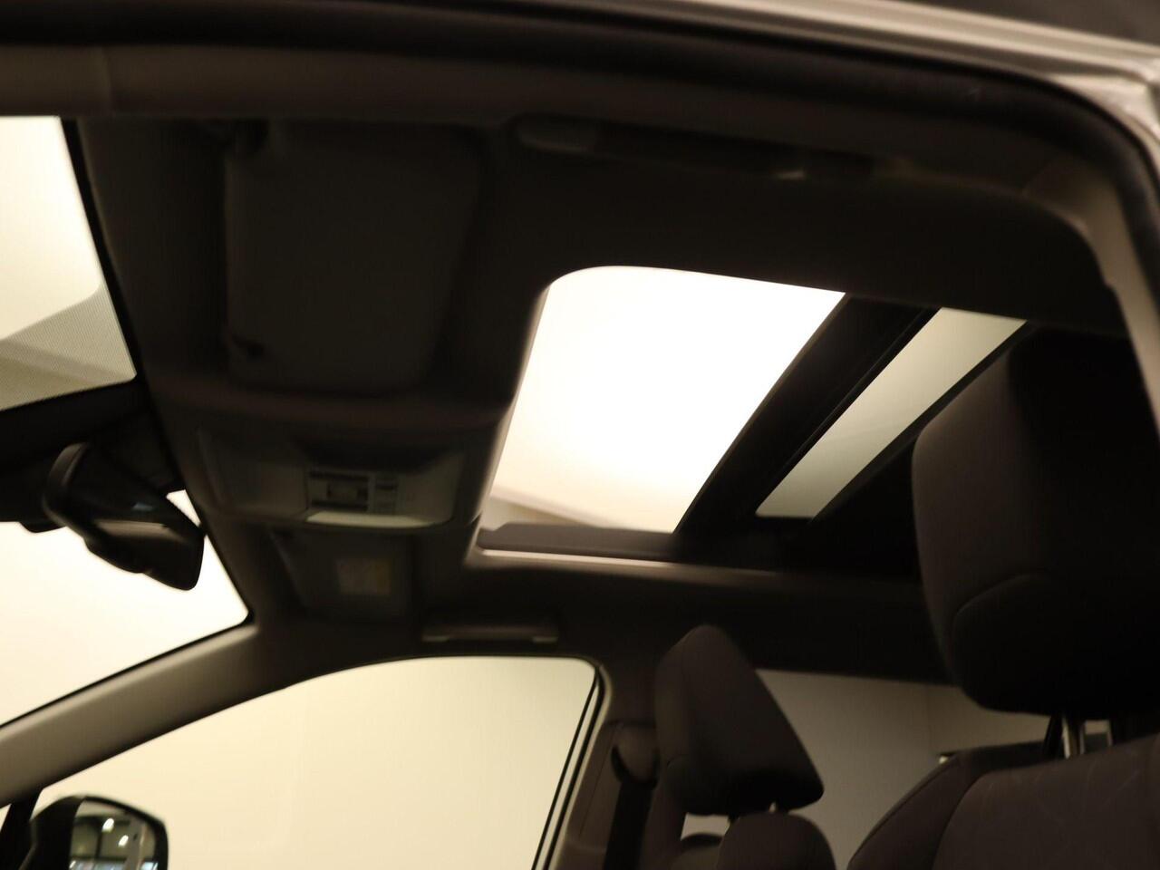 Toyota RAV4 2.5 Hybrid AWD Business Intro ELEKTRISCHE ACHTERKLEP - DODEHOEK DETECTIE - VASTE TREKHAAK (1650 KG GEREMD) - VIERWIELAANDRIJVING - KEYLESS ENTRY/START - ACHTERUITRIJCAMERA - CRUISE CONTROL ADAPTIEF - BLUETOOTH TELEFOONVOORBEREIDING - EXTRA GETINT GLAS ACH