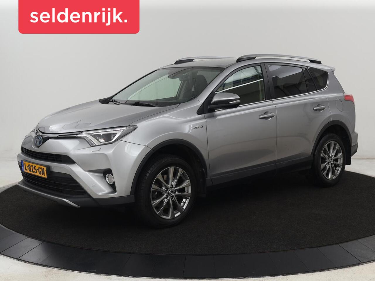 Toyota RAV4 2.5 Hybrid AWD Dynamic | Stoel & stuurverwarming | Adaptive cruise | Trekhaak | Full LED | Camera | Navigatie | Climate control | Bluetooth