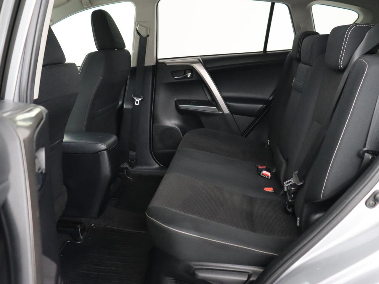 Toyota RAV4 2.5 Hybrid AWD Dynamic | Stoel & stuurverwarming | Adaptive cruise | Trekhaak | Full LED | Camera | Navigatie | Climate control | Bluetooth