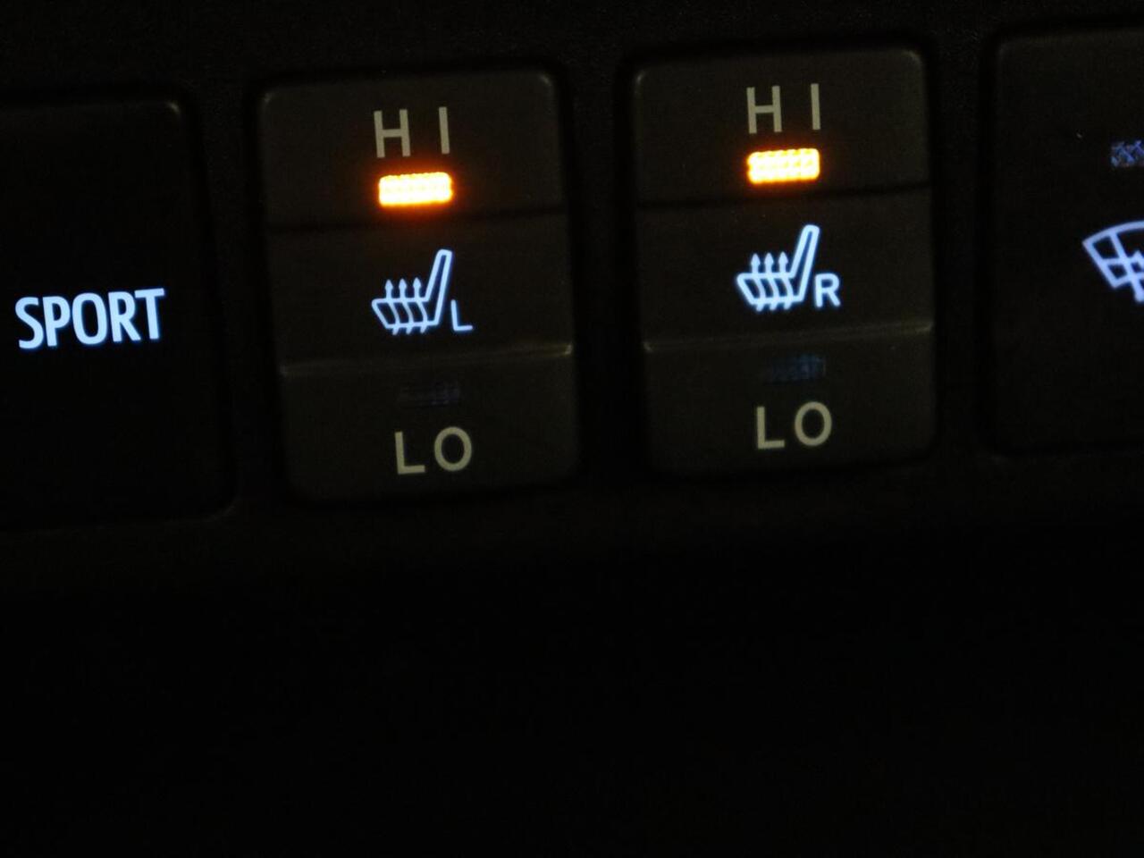 Toyota RAV4 2.5 Hybrid AWD Dynamic | Stoel & stuurverwarming | Adaptive cruise | Trekhaak | Full LED | Camera | Navigatie | Climate control | Bluetooth